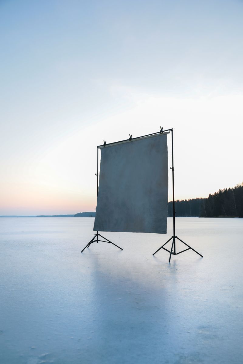 Käsinmaalattu kuvatausta telineessä jäällä auringonlaskun aikaan